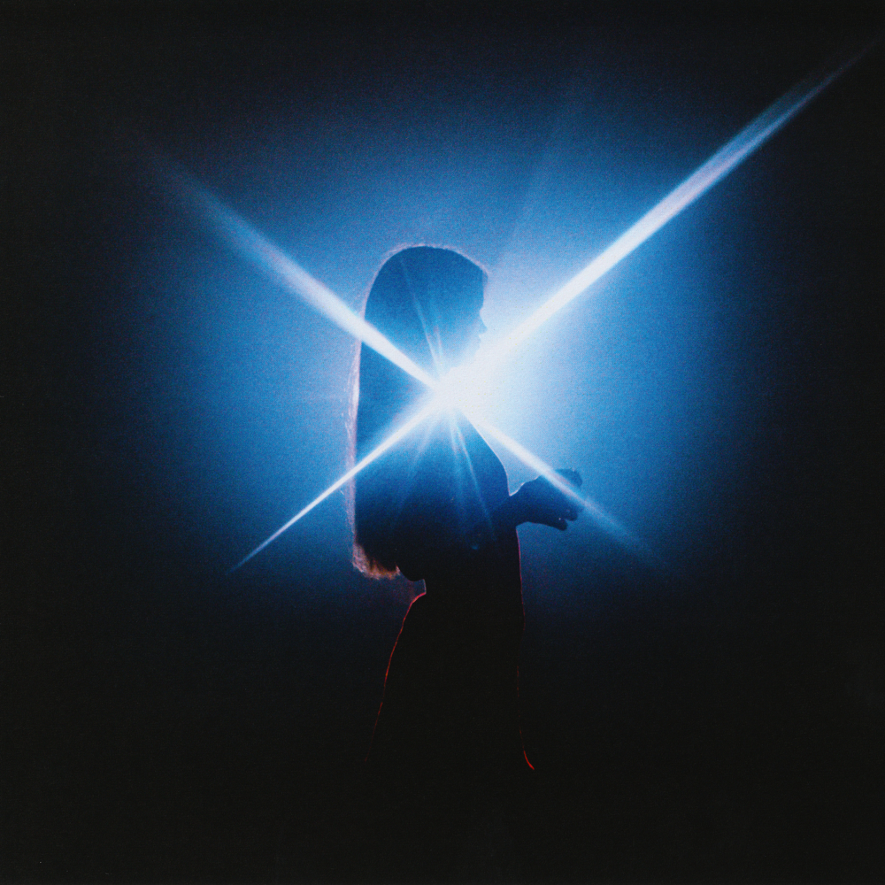 Album cover art for "Bienvenidos Al Show" by Amaia
