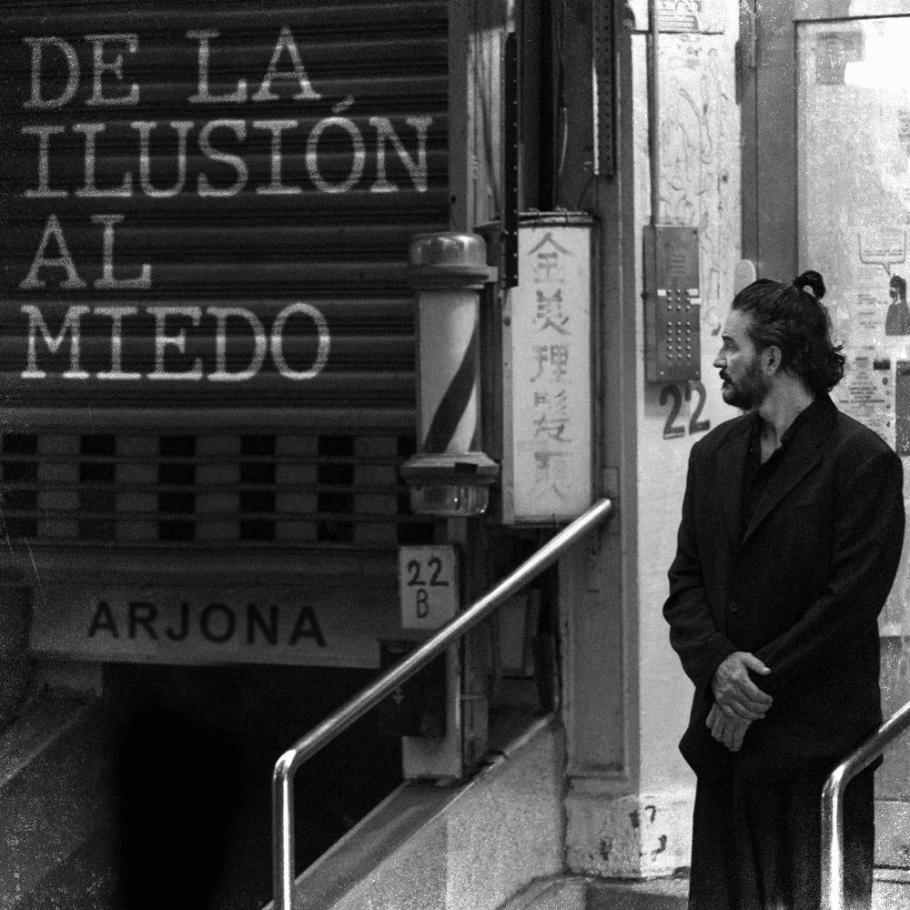 Album cover art for "De la Ilusión Al Miedo" by Ricardo Arjona