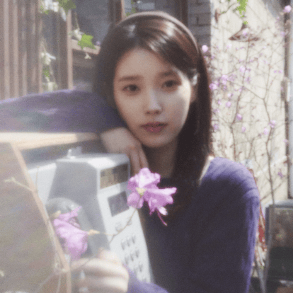 Photo of IU (아이유)