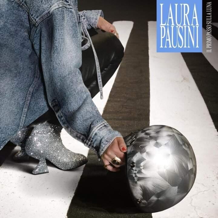 Album cover art for "Il primo passo sulla luna" by Laura Pausini