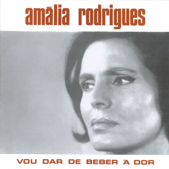 Album cover art for "Vou dar de beber � dor (A casa da Mariquinhas)" by Amália Rodrigues