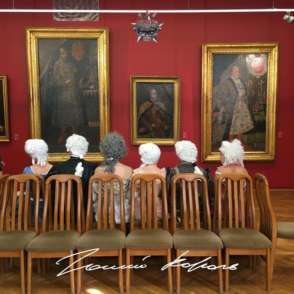 Album cover art for "Голий король (Holyi Korol/Naked King)" by Бумбокс (Bumboks)