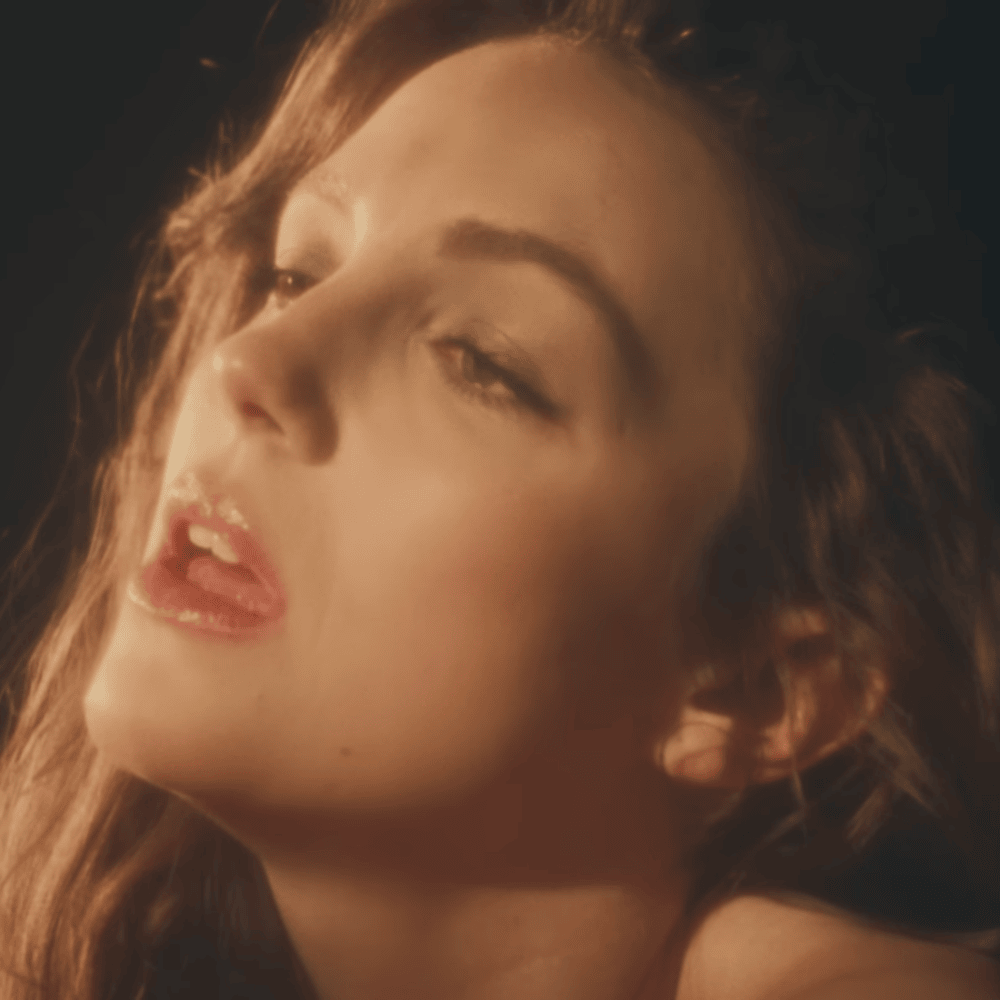 Photo of Ella Hunt