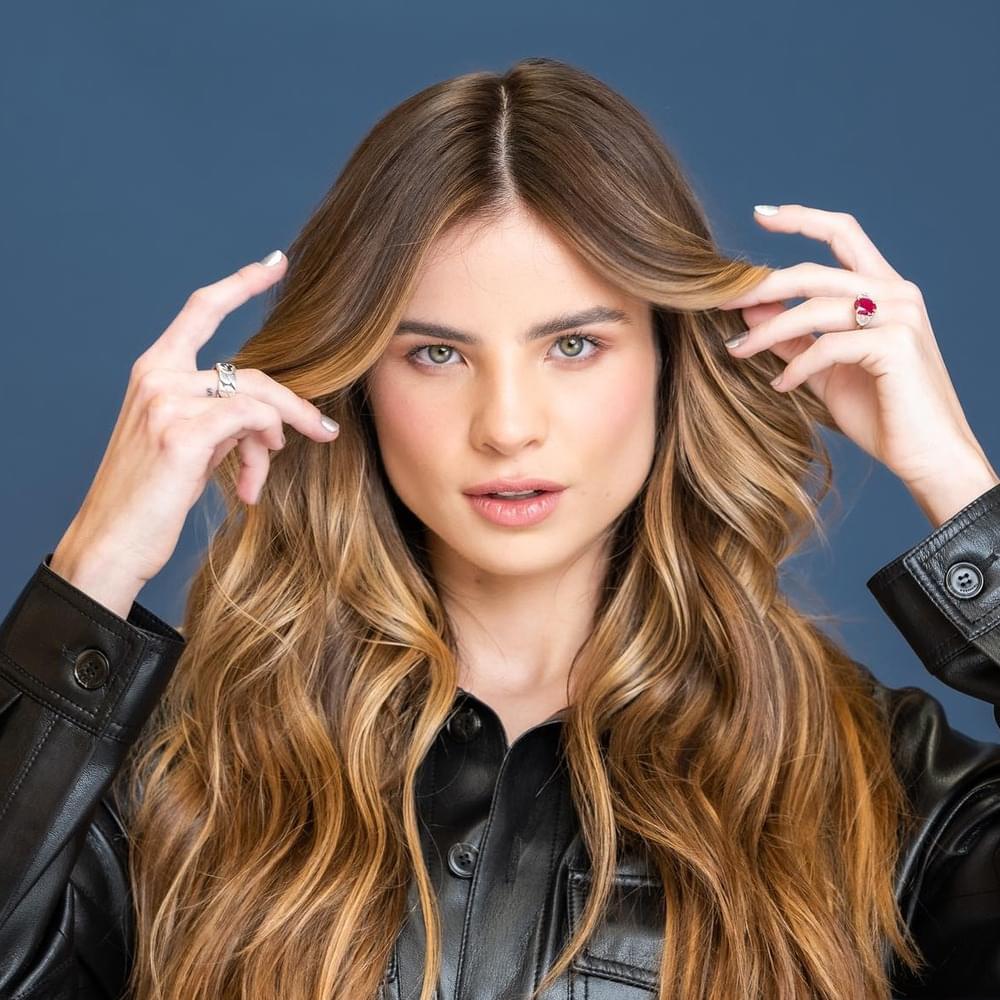 Cover image for GIULIA BE
