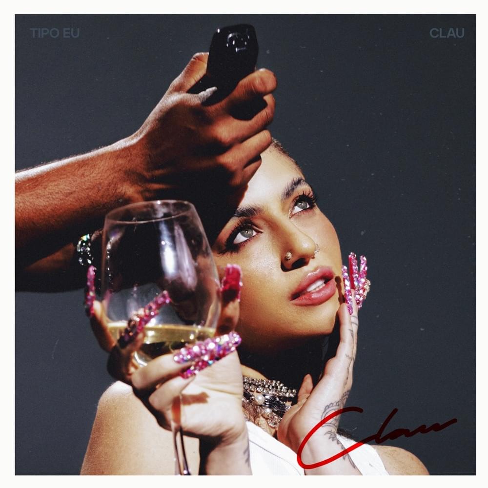 Album cover art for "TIPO EU" by Clau