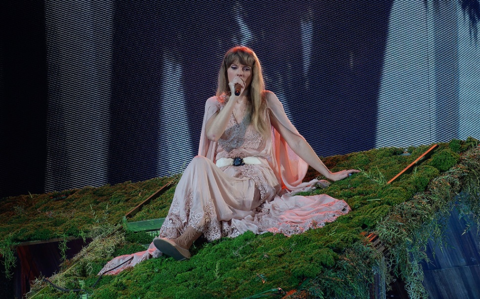 Inside Taylor Swift’s “Fortnight”: The Song That Sets the Emotional Blueprint for The Tortured Poets Department
